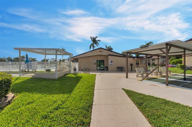 442 Pine Glen Lane D-2, Greenacres, FL 33463