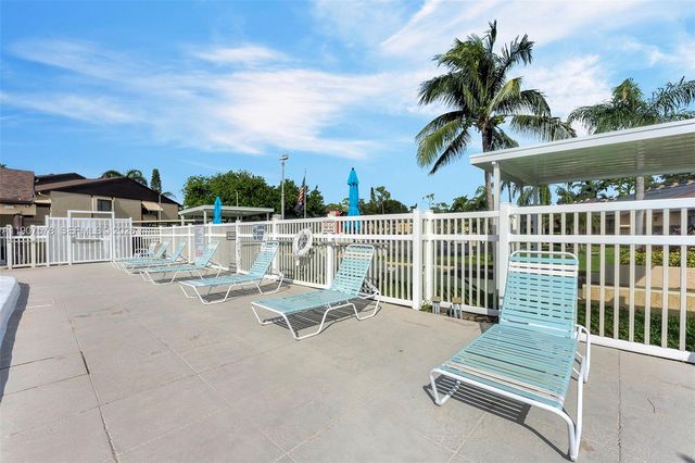 442 Pine Glen Lane D-2, Greenacres, FL 33463