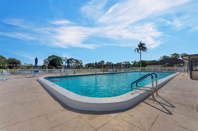 442 Pine Glen Lane D-2, Greenacres, FL 33463