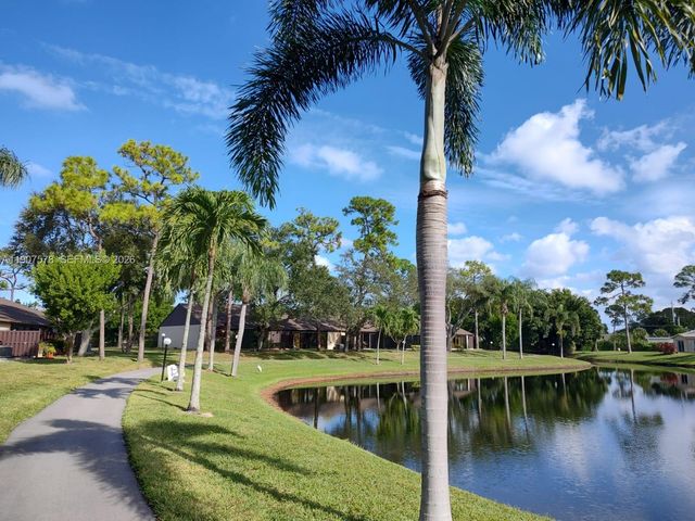 442 Pine Glen Lane D-2, Greenacres, FL 33463