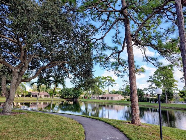442 Pine Glen Lane D-2, Greenacres, FL 33463