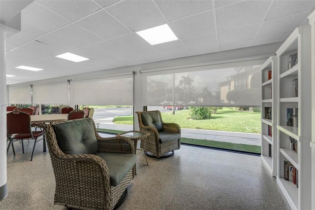 442 Pine Glen Lane D-2, Greenacres, FL 33463
