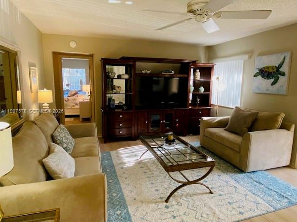 442 Pine Glen Lane D-2, Greenacres, FL 33463