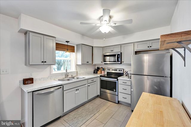 6547 HOLLOW DR, East Petersburg, PA 17520