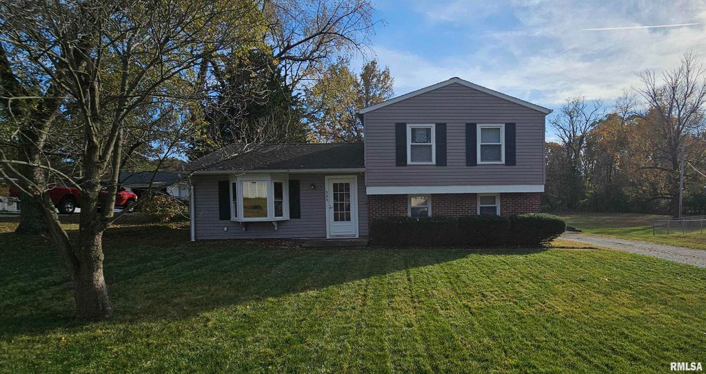 Image 1 of property listing at 525 W BRYAN Street, Salem, IL 62881