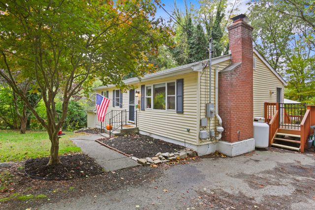 5 Ledgewood Drive, Ledyard, CT 06335