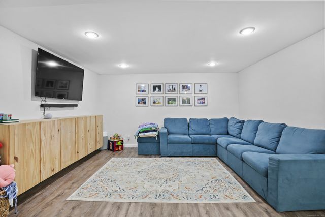 5 Ledgewood Drive, Ledyard, CT 06335