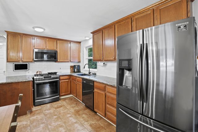 5 Ledgewood Drive, Ledyard, CT 06335