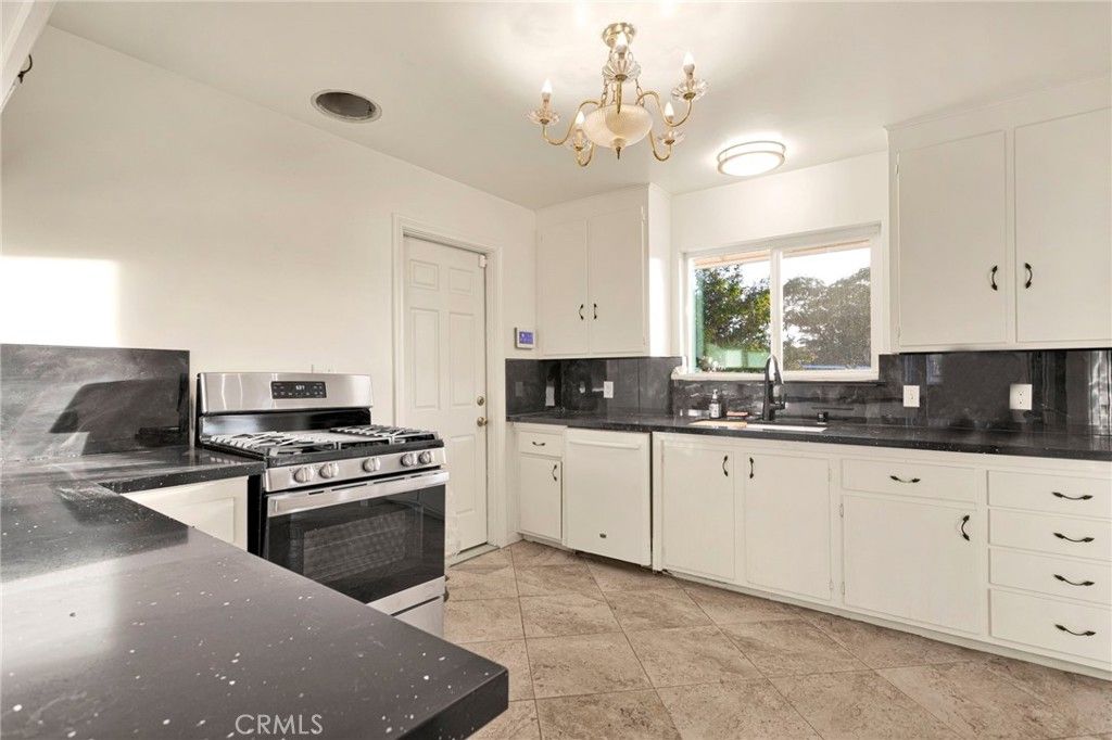 Image 9 of property listing at 15177 Mendota, Apple Valley, CA 92307