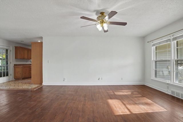 239 N Davis Avenue, Claremore, OK 74017