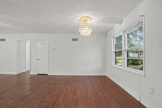 239 N Davis Avenue, Claremore, OK 74017