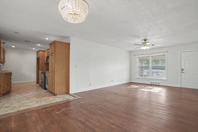 239 N Davis Avenue, Claremore, OK 74017