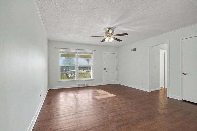 239 N Davis Avenue, Claremore, OK 74017