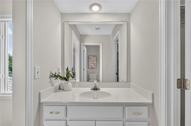 9608 Falcon Ridge Drive, Lenexa, KS 66220