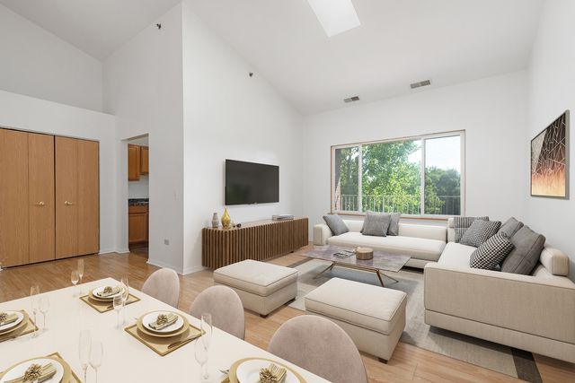 881 N Swift Road 206, Addison, IL 60101