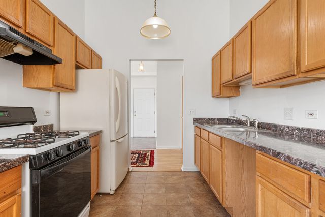 881 N Swift Road 206, Addison, IL 60101