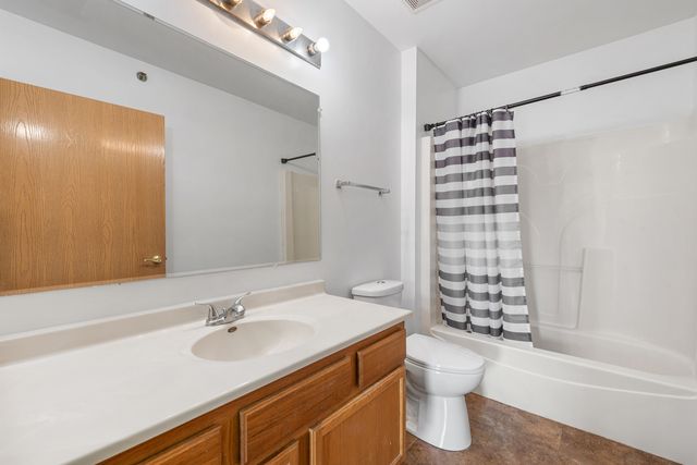 881 N Swift Road 206, Addison, IL 60101