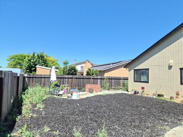 1109 Canary Dr, Suisun City, CA 94585