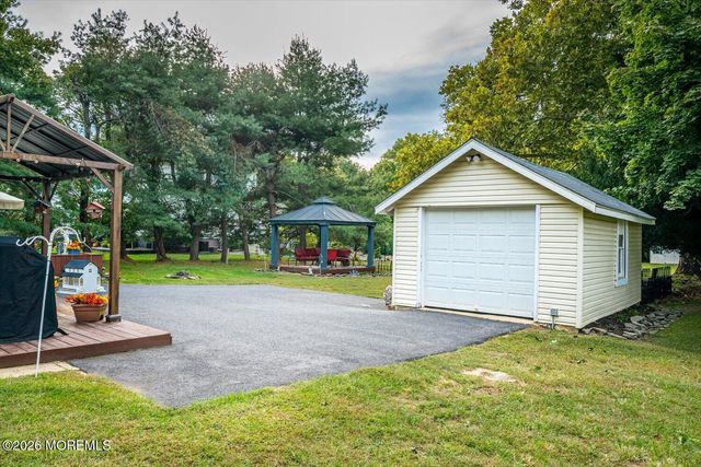 62 Taylors Mills Road, Manalapan, NJ 07726