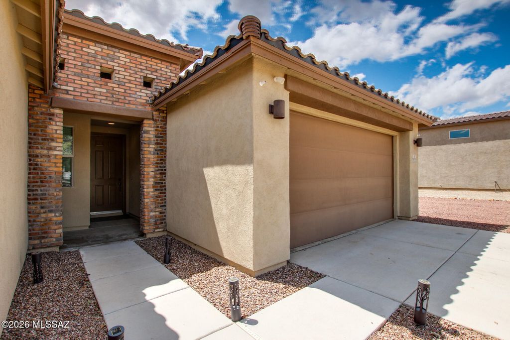 16001 N Columbus Boulevard, Tucson, AZ 85739