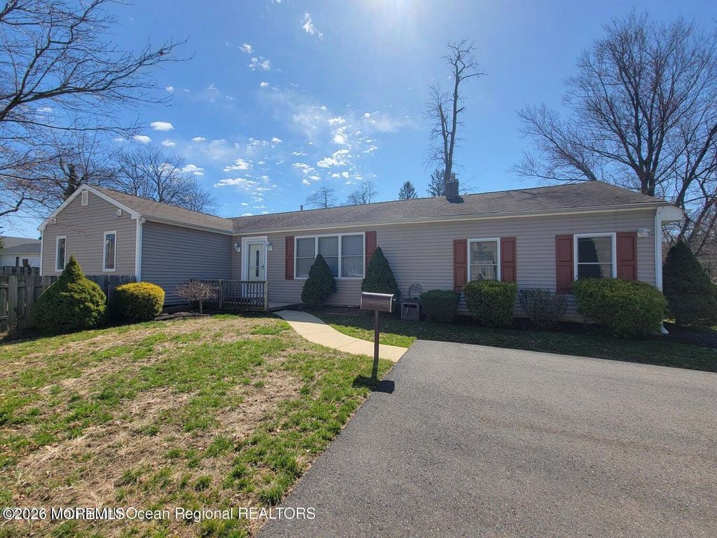 1 Half Robin Drive, Oakhurst, NJ 07755