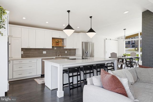 122 LAKE DR, Sterling, VA 20164