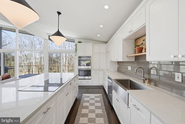 122 LAKE DR, Sterling, VA 20164