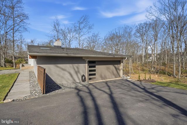 122 LAKE DR, Sterling, VA 20164