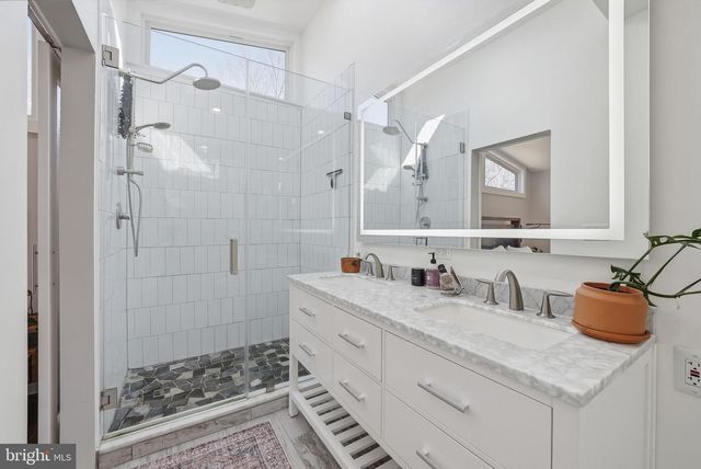 122 LAKE DR, Sterling, VA 20164