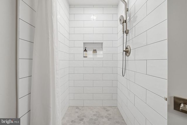 122 LAKE DR, Sterling, VA 20164