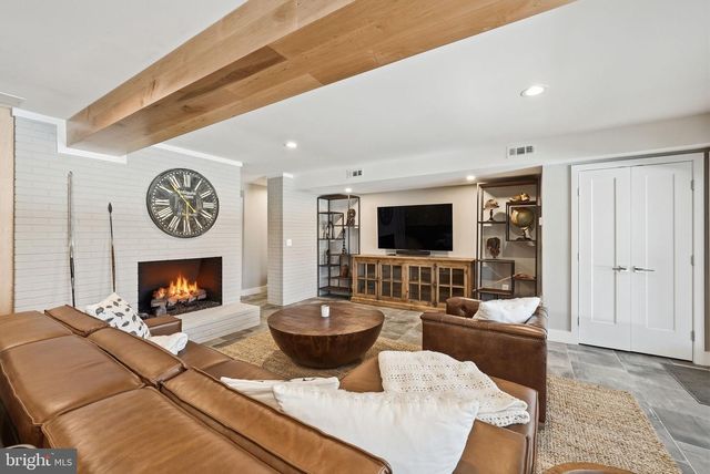 122 LAKE DR, Sterling, VA 20164