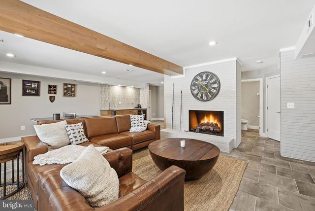 122 LAKE DR, Sterling, VA 20164