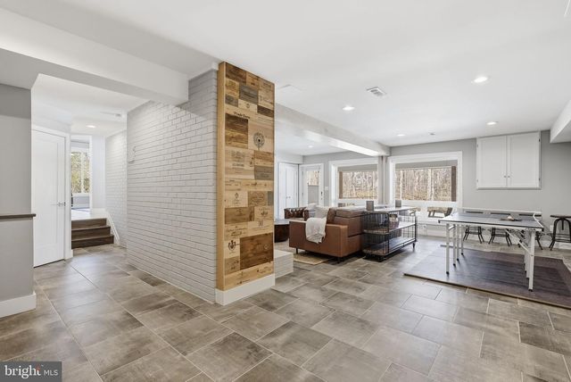 122 LAKE DR, Sterling, VA 20164