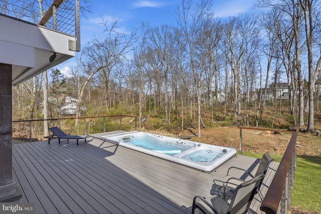 122 LAKE DR, Sterling, VA 20164