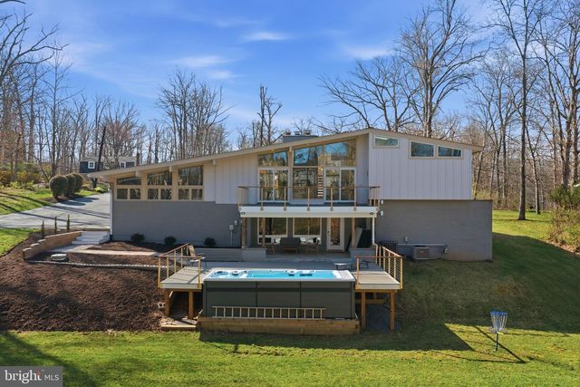 122 LAKE DR, Sterling, VA 20164