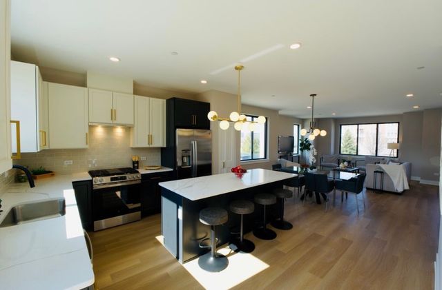 172 Pointe Drive 172, Northbrook, IL 60062