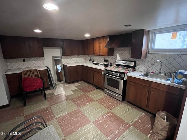 1911 Golf Avenue, Schenectady, NY 12308