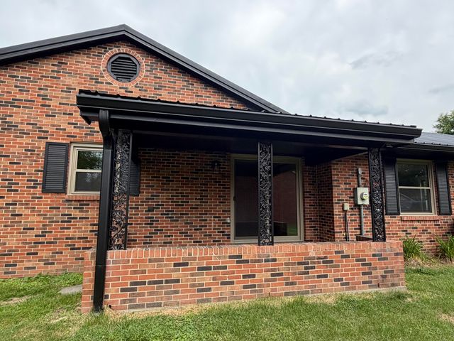 105 Geneva Avenue, Irvine, KY 40336