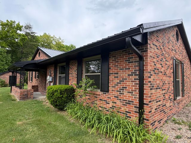 105 Geneva Avenue, Irvine, KY 40336