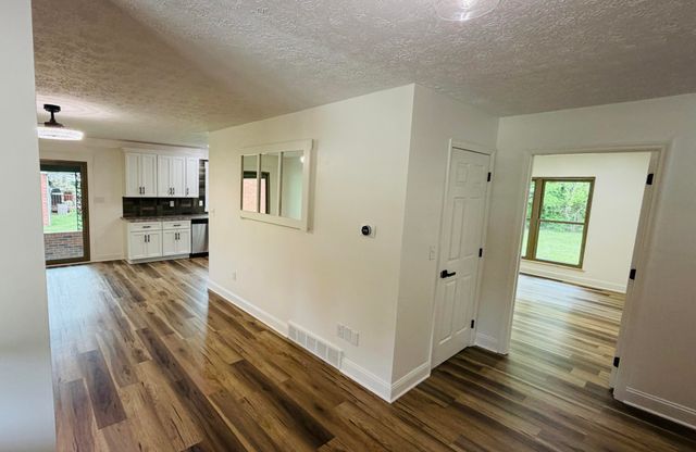 105 Geneva Avenue, Irvine, KY 40336