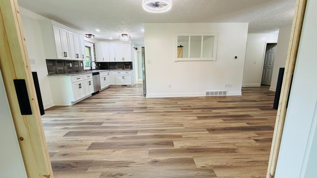 105 Geneva Avenue, Irvine, KY 40336