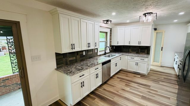 105 Geneva Avenue, Irvine, KY 40336