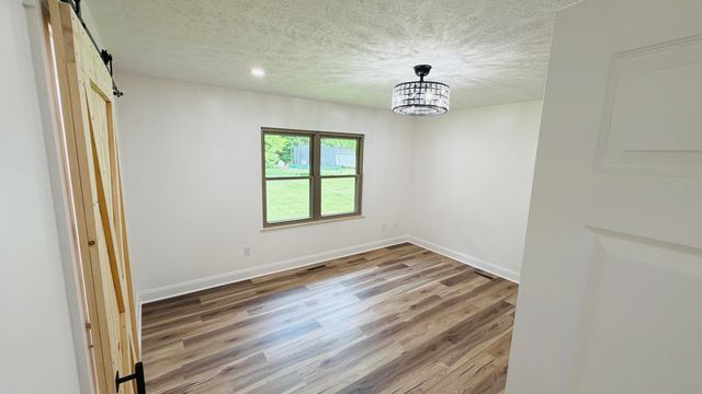 105 Geneva Avenue, Irvine, KY 40336