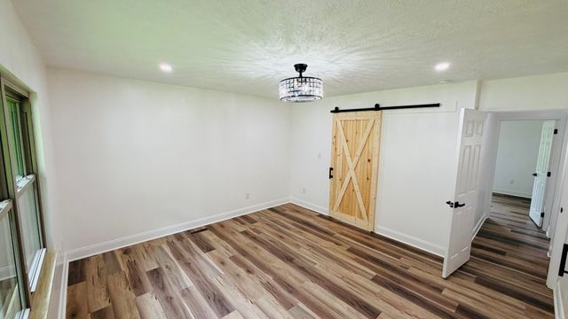 105 Geneva Avenue, Irvine, KY 40336