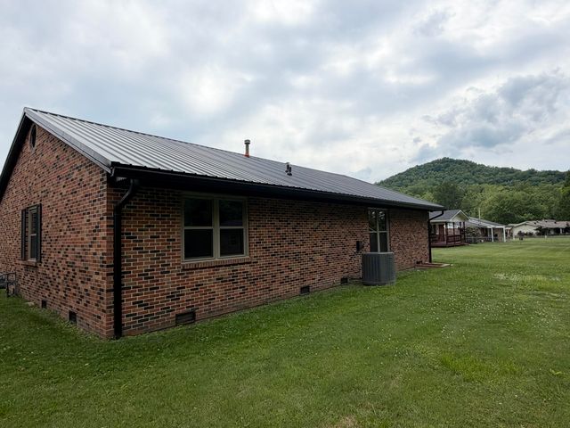 105 Geneva Avenue, Irvine, KY 40336