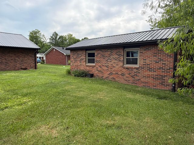 105 Geneva Avenue, Irvine, KY 40336