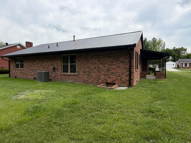105 Geneva Avenue, Irvine, KY 40336