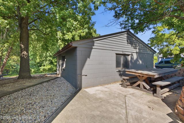 2009 Lonesome Hollow Rd, Louisville, KY 40272