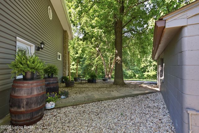 2009 Lonesome Hollow Rd, Louisville, KY 40272