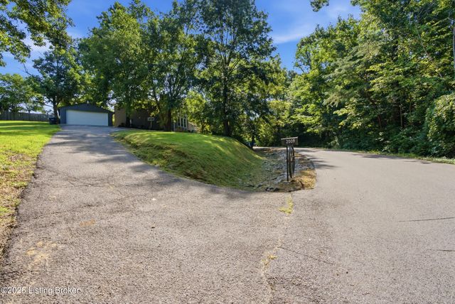 2009 Lonesome Hollow Rd, Louisville, KY 40272